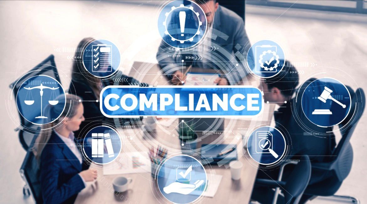 Equipe em reunião de consultoria em compliance